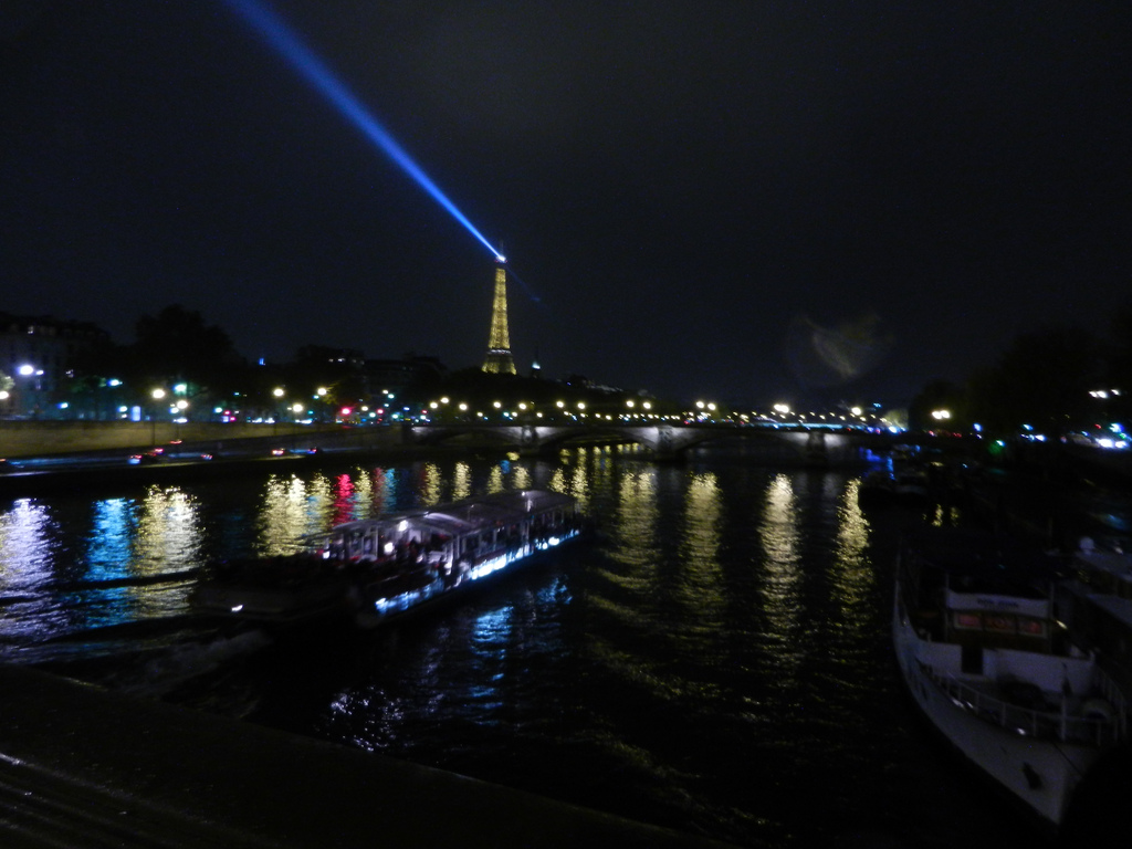 paris/bateau-mouches-seine-eiffel-tower-paris-1.jpg