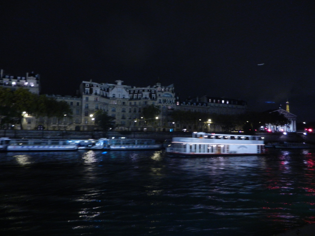 paris/boats-on-the-seine-night-5.jpg