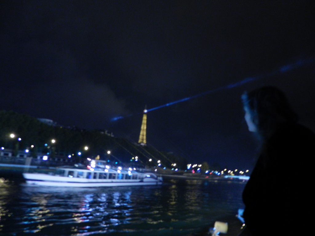 paris/boats-on-the-seine-night-eiffel-tower-paris-8.jpg