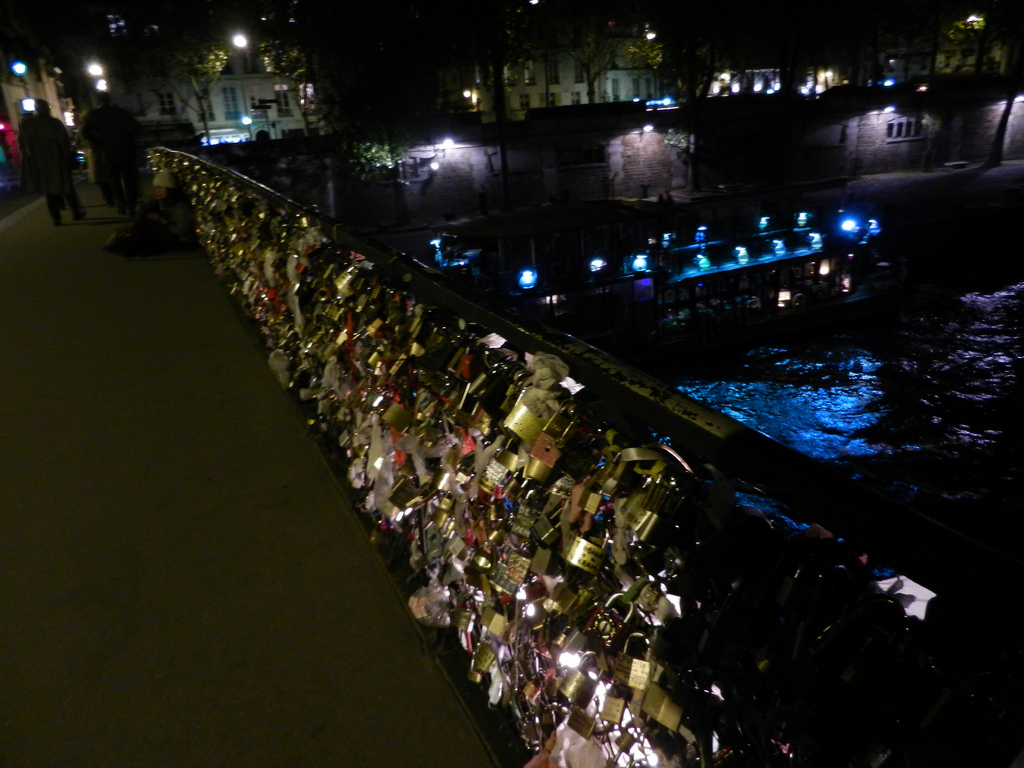 paris/love-lock-bridge-1.jpg