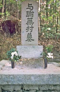 Grave of the Japanese poet Yosa Buson